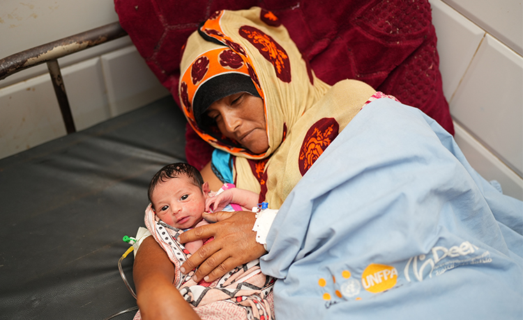 Una madre y su bebé recién nacido en el Hospital Al Mokha, en el oeste de Yemen. Las mujeres y las niñas deben poder elegir cuándo, con quién y si quieren tener hijos. © UNFPA Yemen