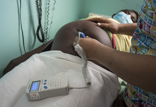 Embarazada de Elías Piña durante chequeo médico - Champion Mothers © Bayoan Freites/AFP/UNFPA República Dominicana
