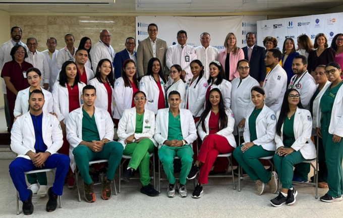 Médicos residentes de Santiago y San Francisco recibirán capacitación en cuidados obstétricos y neonatales de emergencia (COEm) 