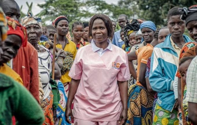 La partera humanitaria Esther Okunia, capacitada por el UNFPA, con mujeres desplazadas que asisten a consultas prenatales  