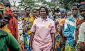 La partera humanitaria Esther Okunia, capacitada por el UNFPA, con mujeres desplazadas que asisten a consultas prenatales  
