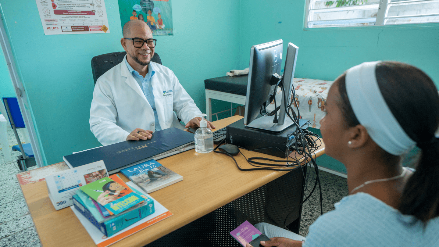Dr. Lainer Calderón mientras ofrece una consulta en la UNAP de Estebanía, Azua. ©UNFPA República Dominicana 