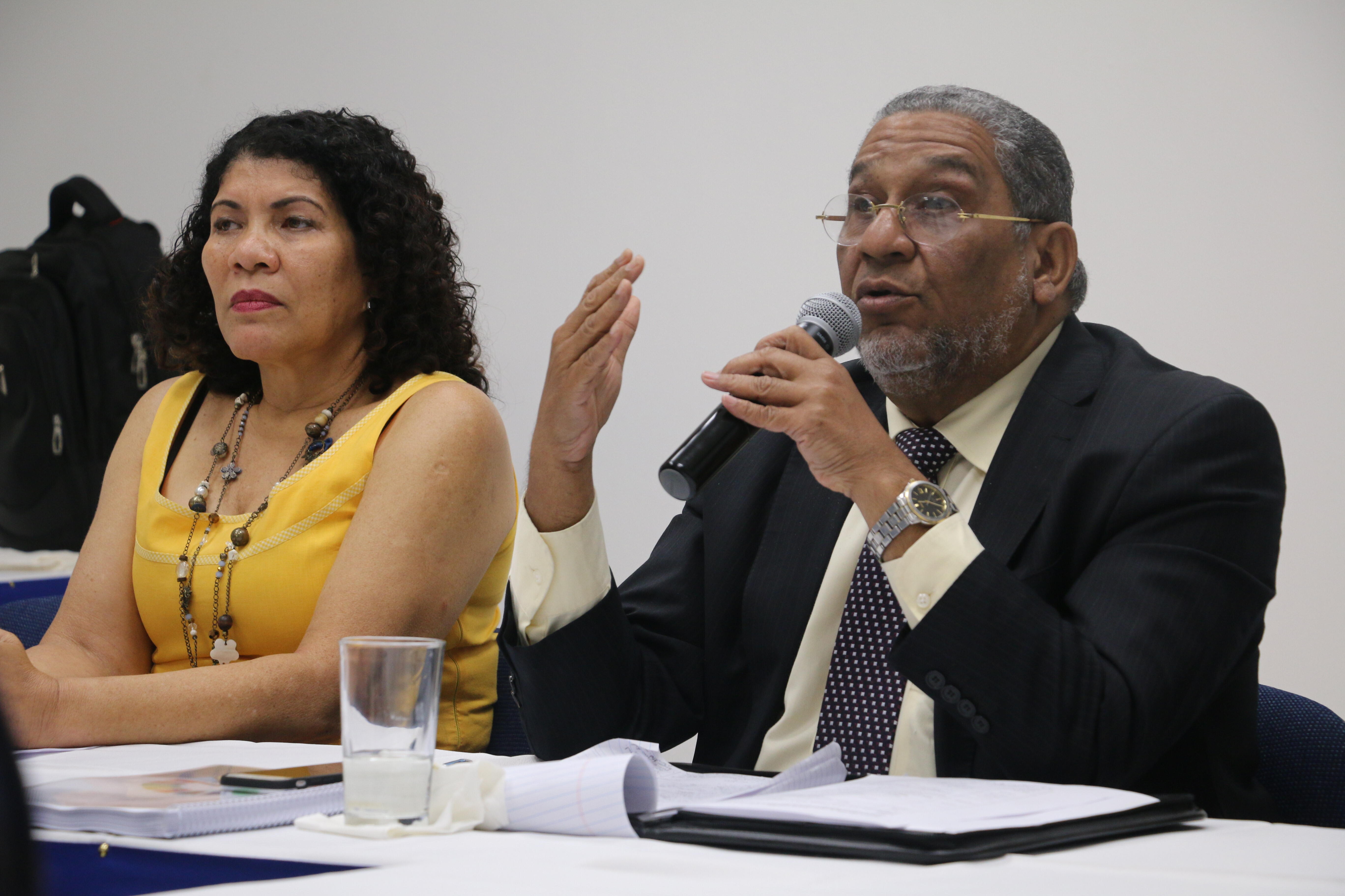 Sonia Vásquez, representante de UNFPA, y Roberto Liz, director de Desarrollo Económico y Social del MEPyD