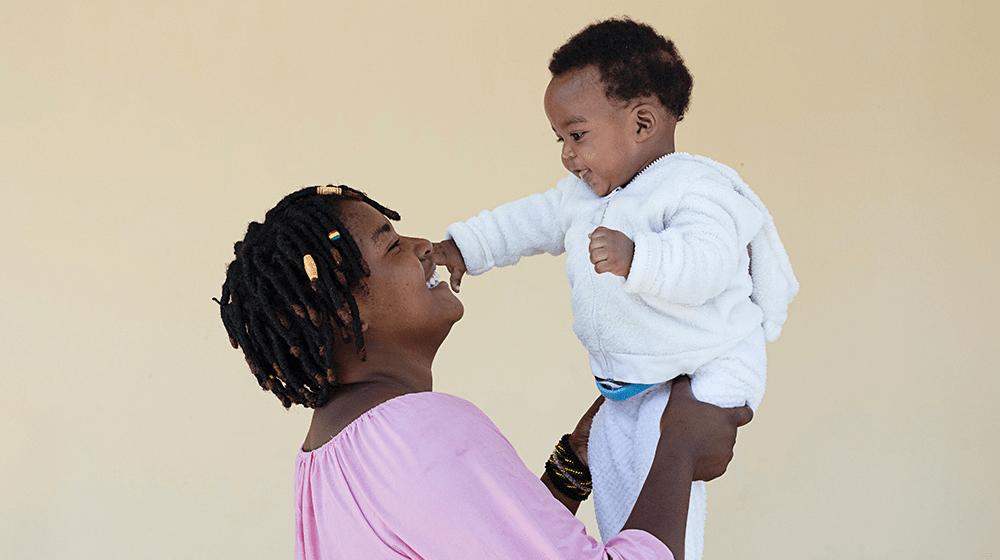 Henriette Akayezu, de 19 años, con su hijo en Rwanda. Este mes, en el que más de 100 países celebran el Día de la Madre