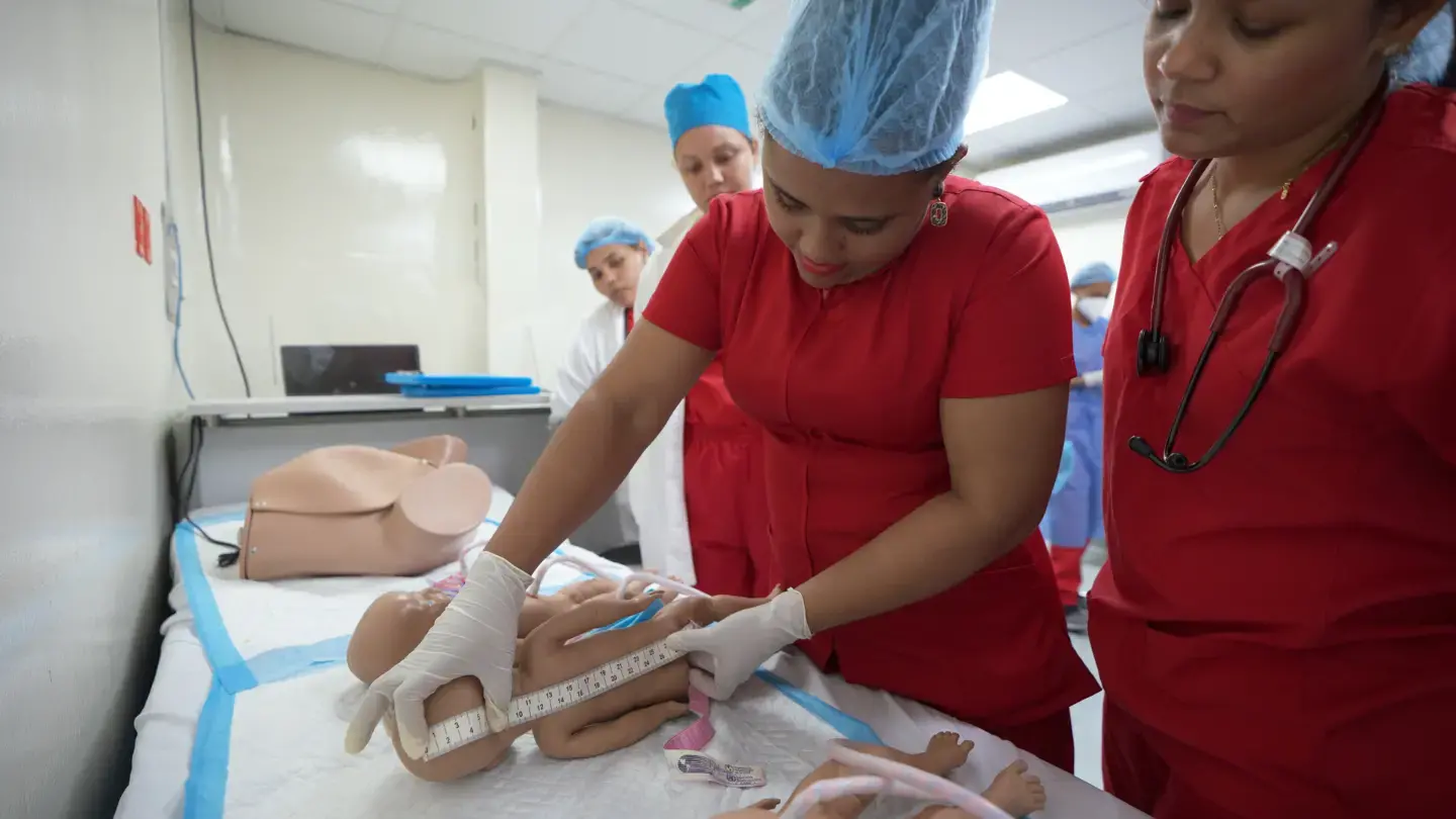 Parteras en primera línea: trabajadoras de la salud, humanitarias, heroínas