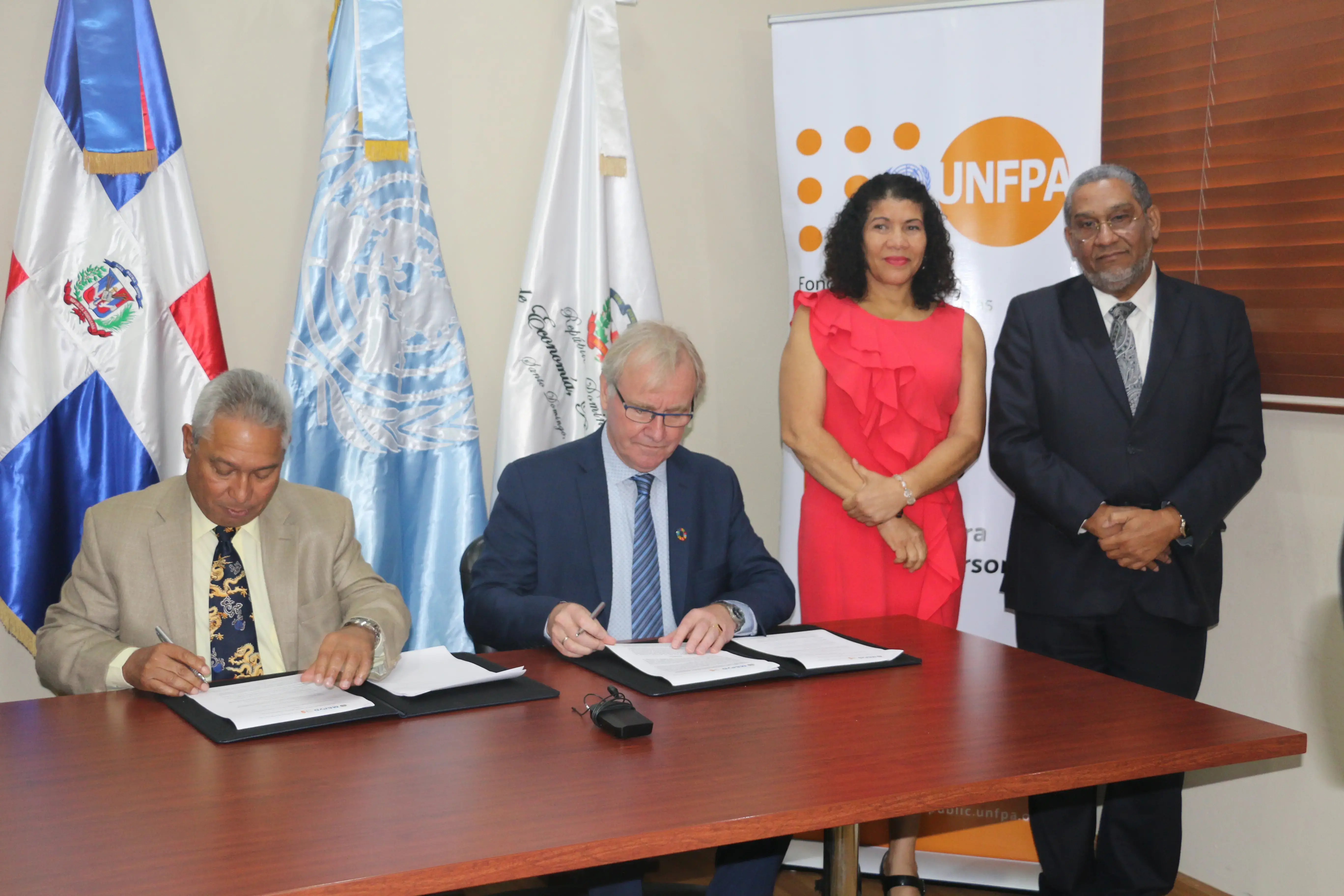 MEPyD y UNFPA firman acuerdo sobre estudios de población y desarrollo