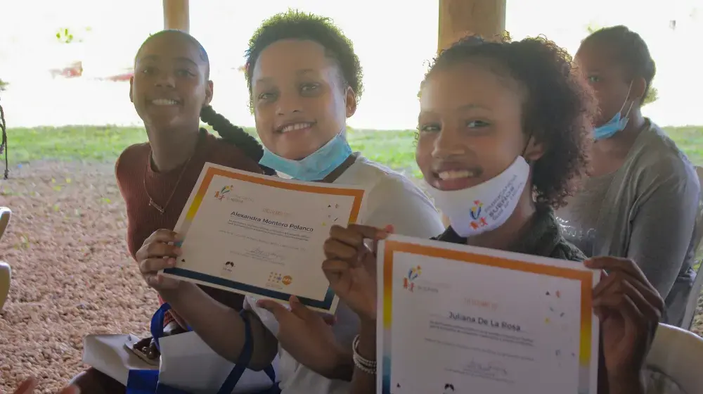 Celebran primera graduación Club de Chicas Fabricando Sueños en Miches