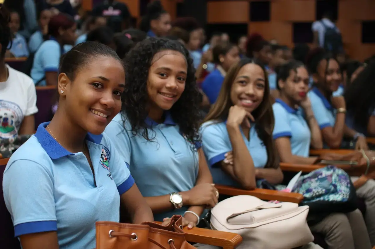 "Promoviendo una cultura de adolescentes y mujeres jóvenes sin violencia"