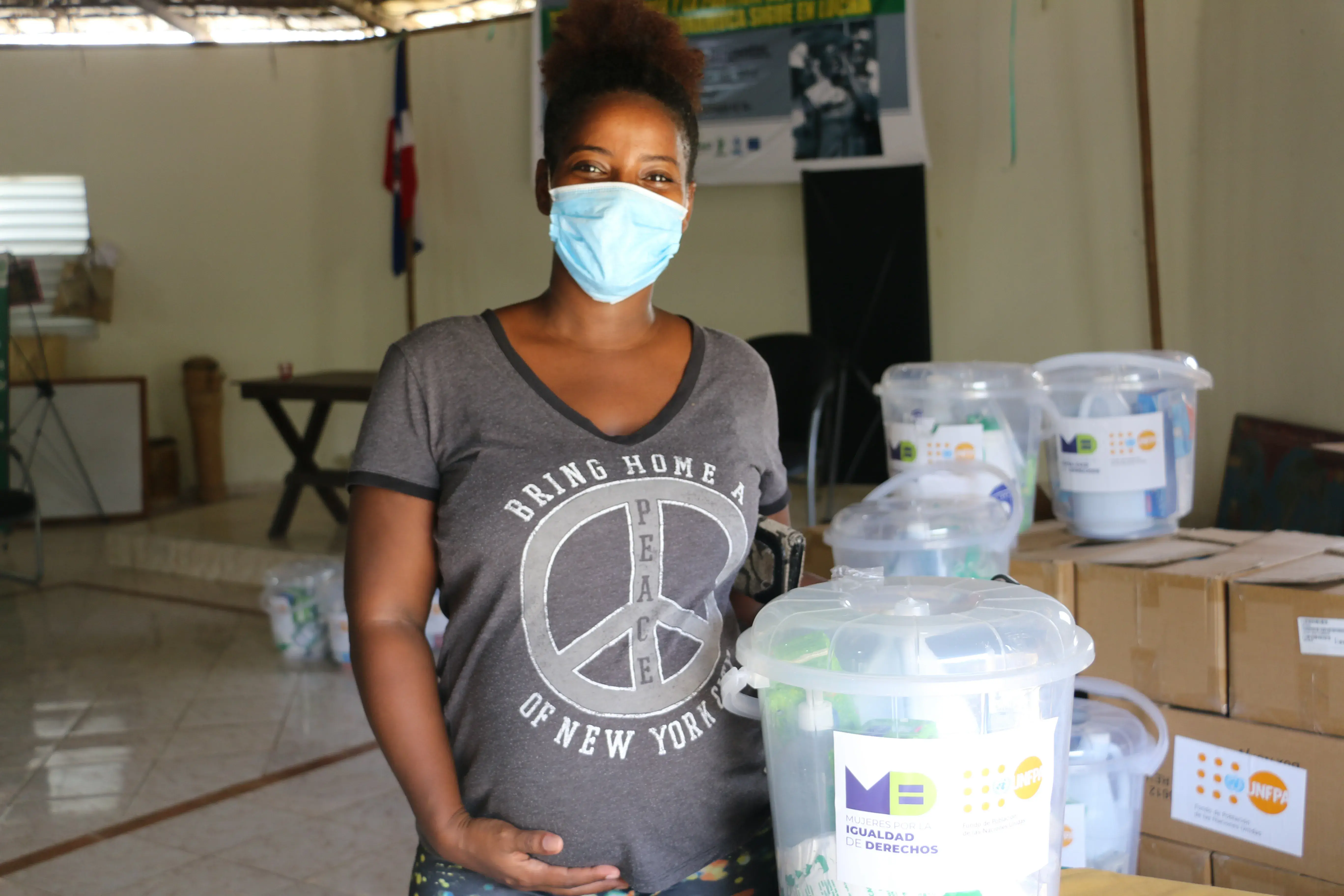 Mujeres por la Igualdad de Derechos y Fondo de Población entregan kits de higiene y alimentación a familias de San Cristóbal